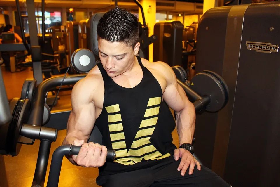 Should we first practice maximum strength or muscle hypertrophy?